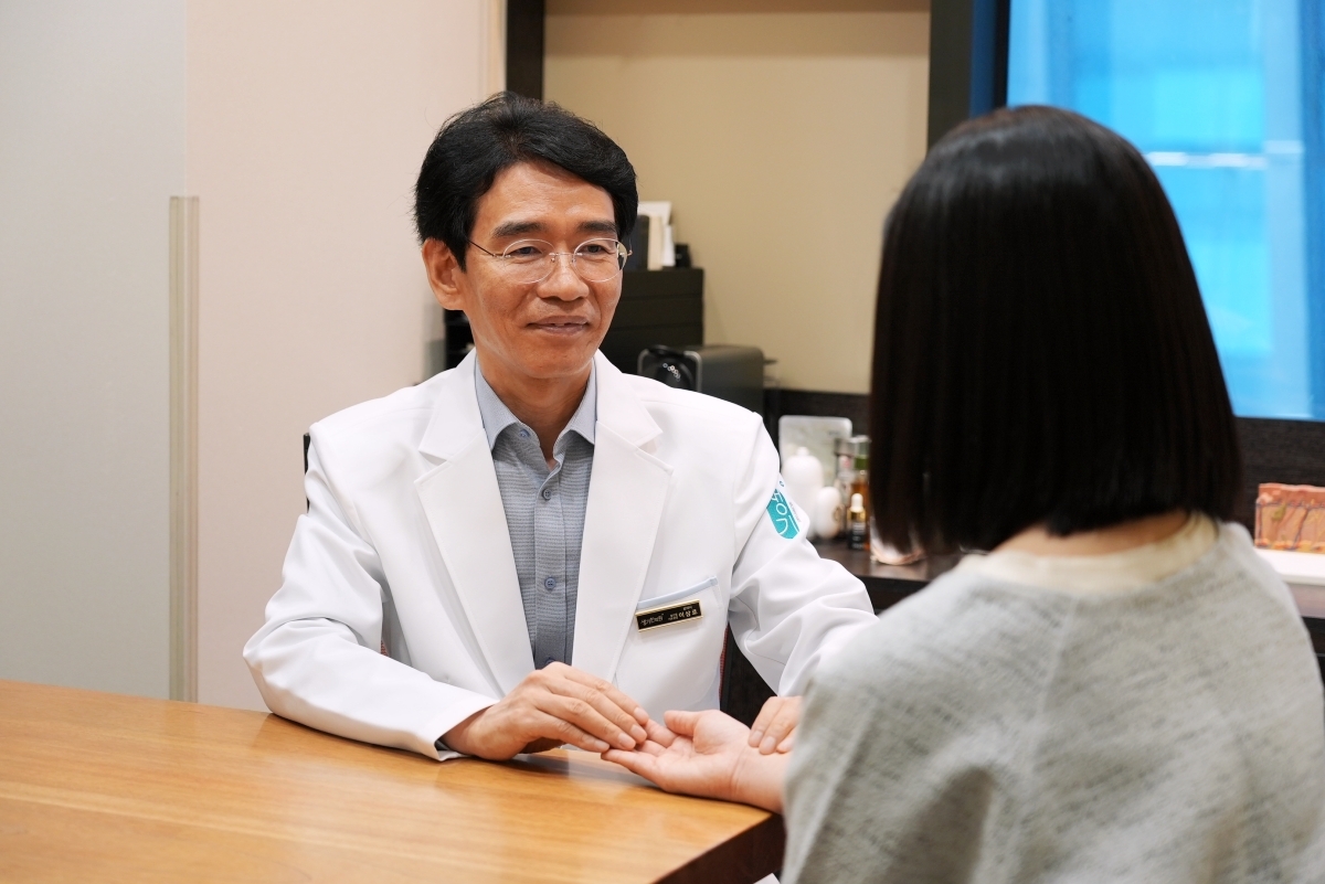 내원객과 마주 앉아 두드러기가 올라온 상황을 상담합니다.