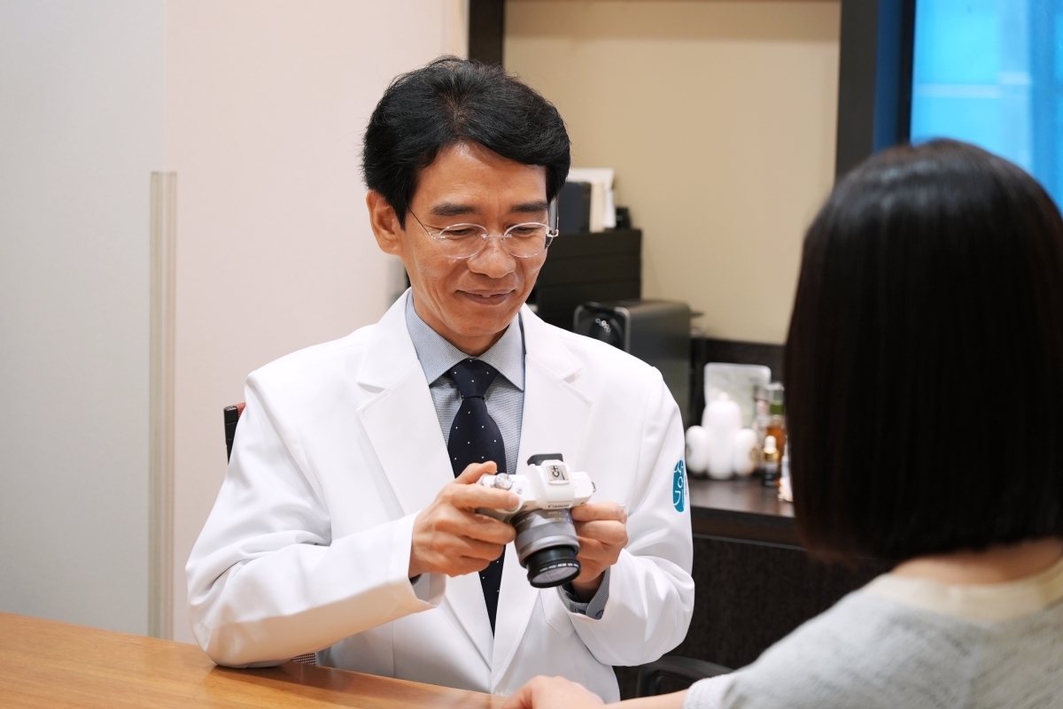 피부 상태를 사진으로 기록해 경과를 비교합니다.