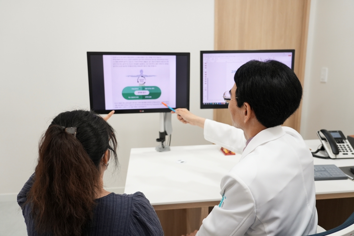 화면 자료를 보며 치료 과정을 설명합니다.