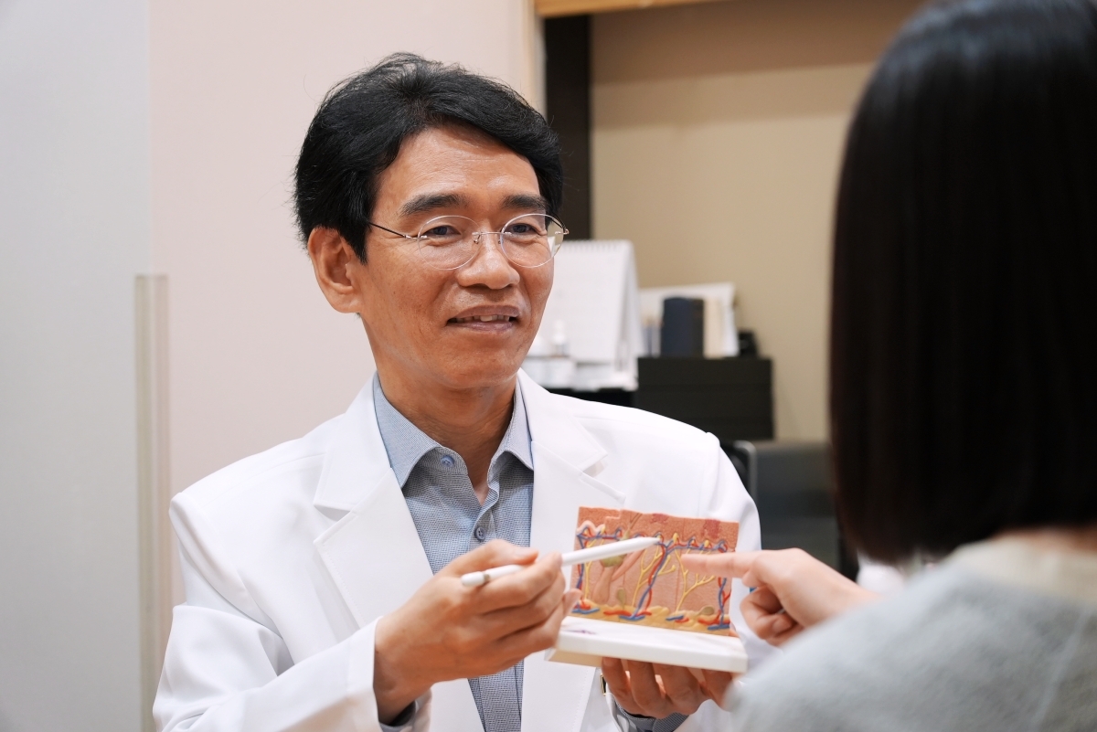 피부 모형으로 피부 장벽의 구조를 설명합니다.